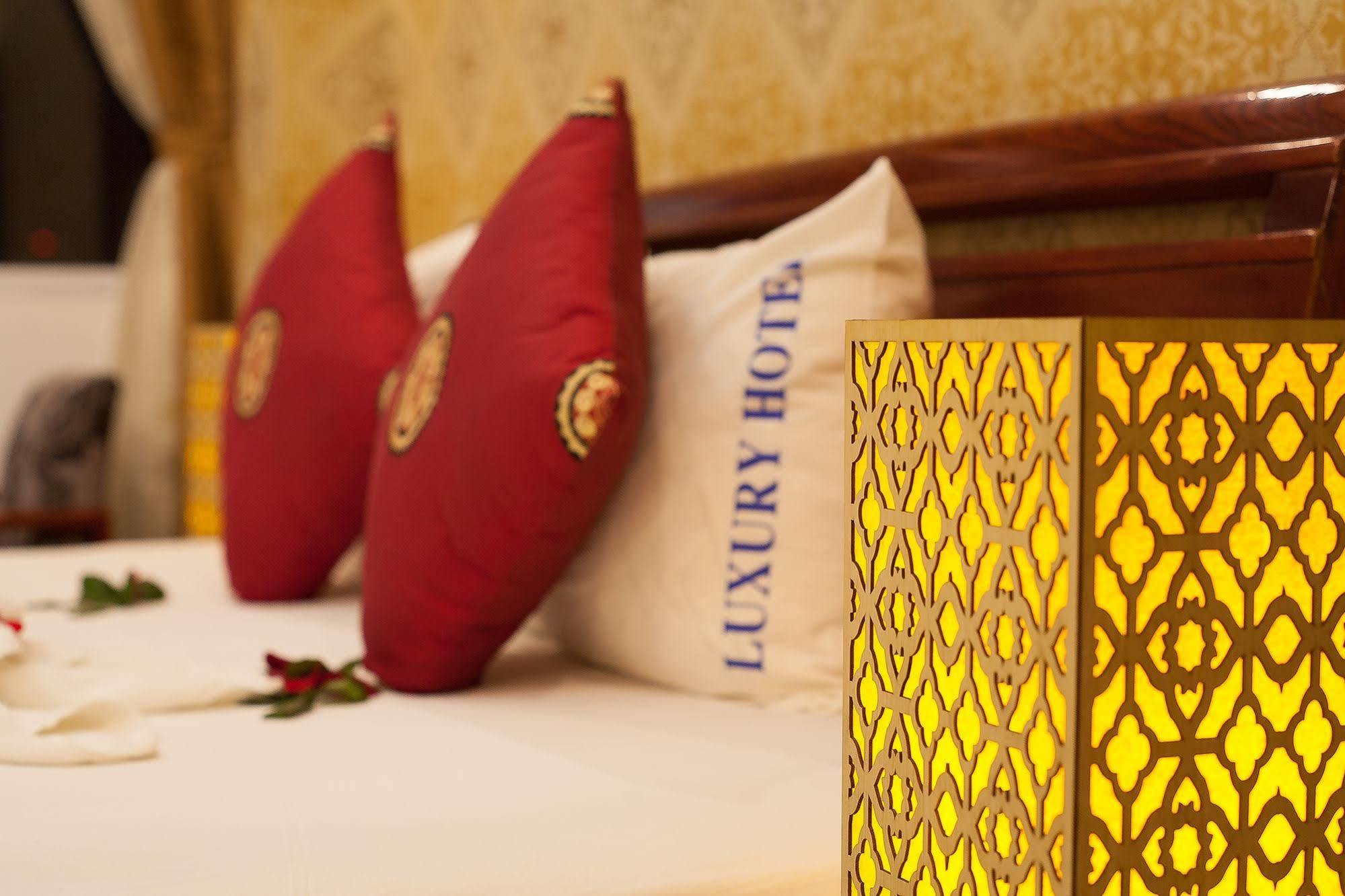 Hanoi Luxury Hotel Buitenkant foto