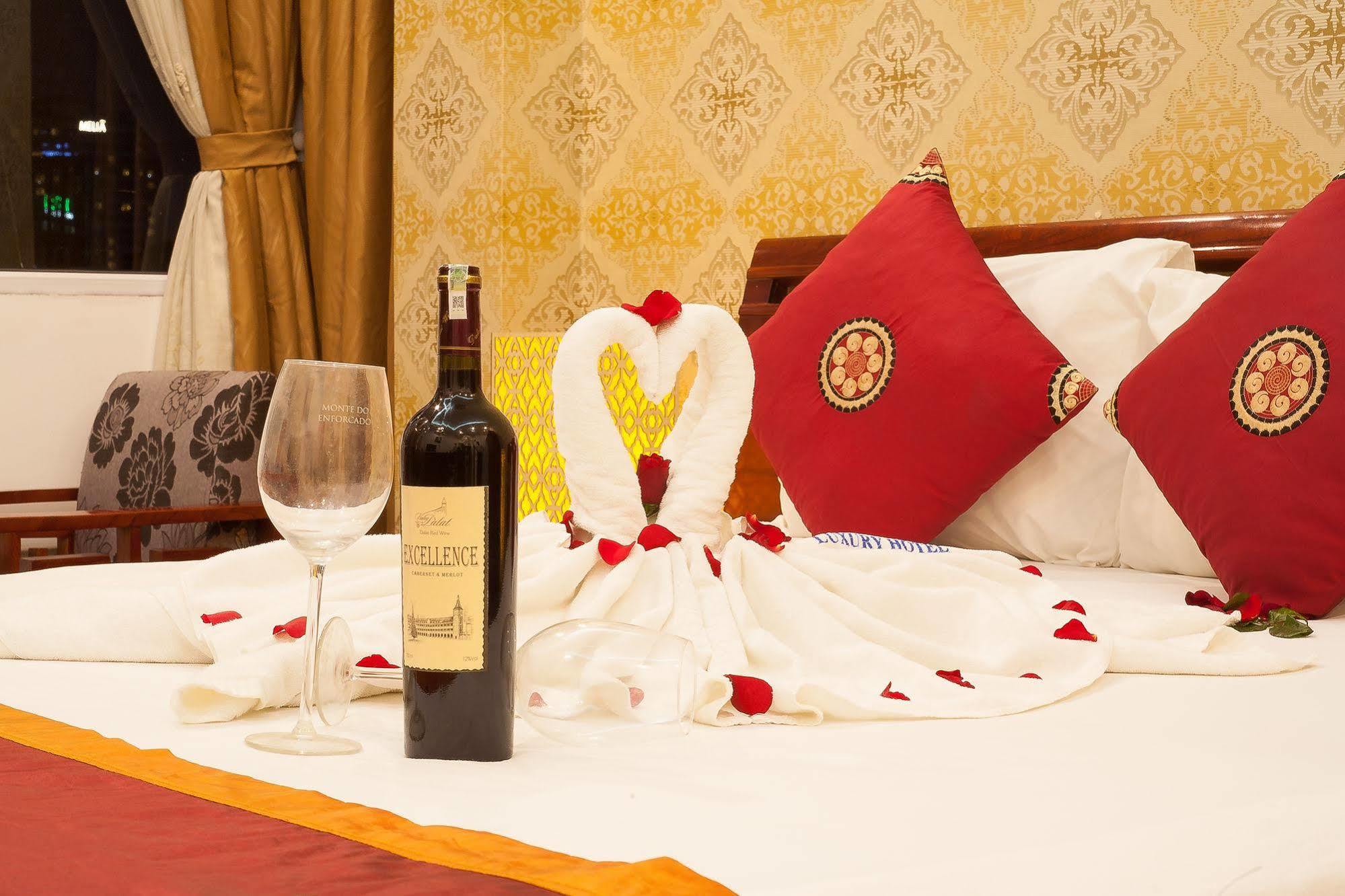 Hanoi Luxury Hotel Buitenkant foto